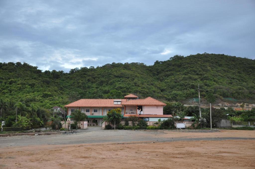 Wattana Hill Resort Sattahip Exterior photo