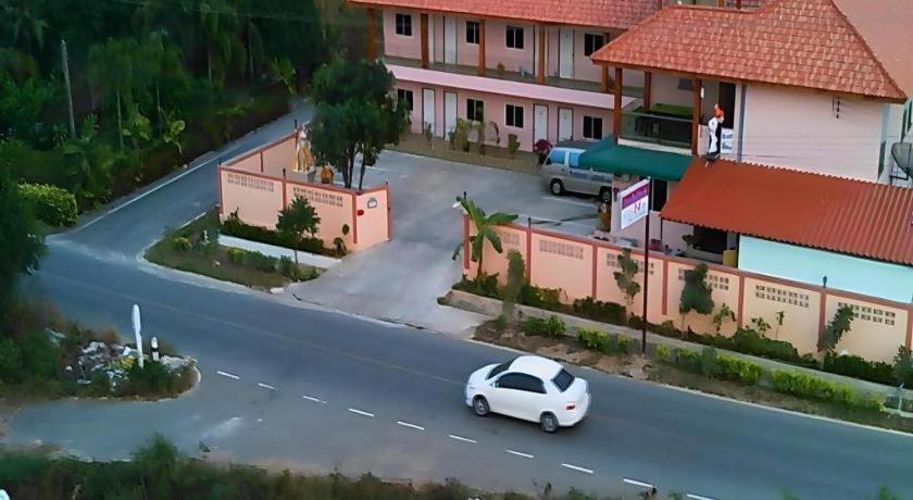 Wattana Hill Resort Sattahip Exterior photo