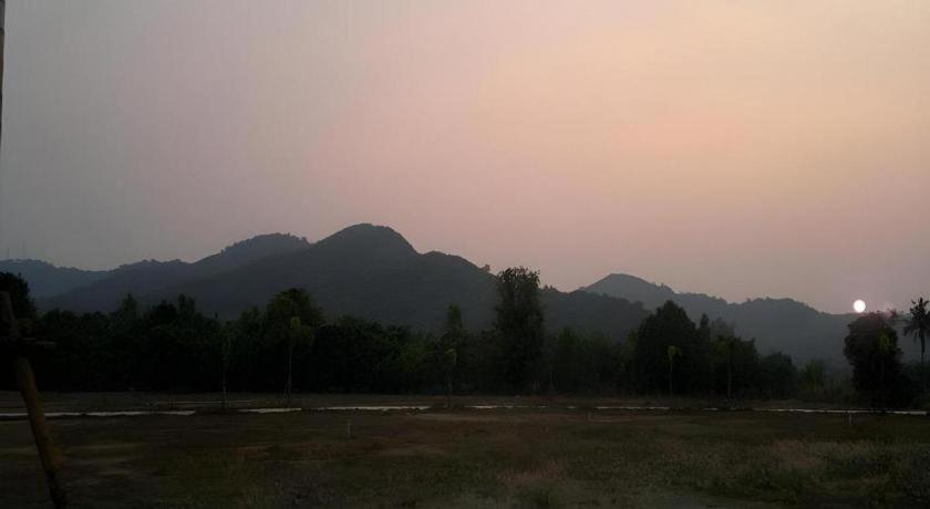 Wattana Hill Resort Sattahip Exterior photo