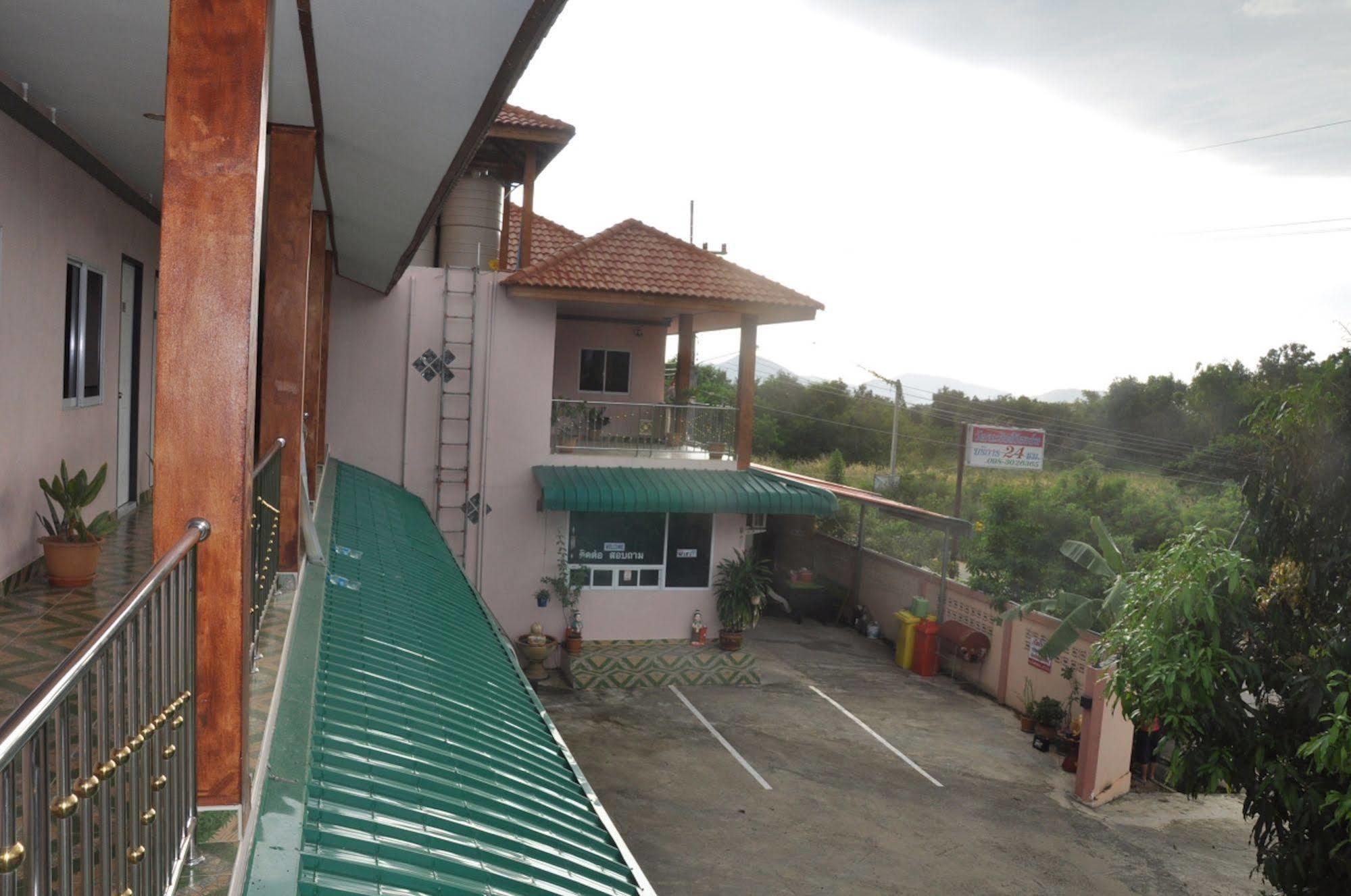 Wattana Hill Resort Sattahip Exterior photo